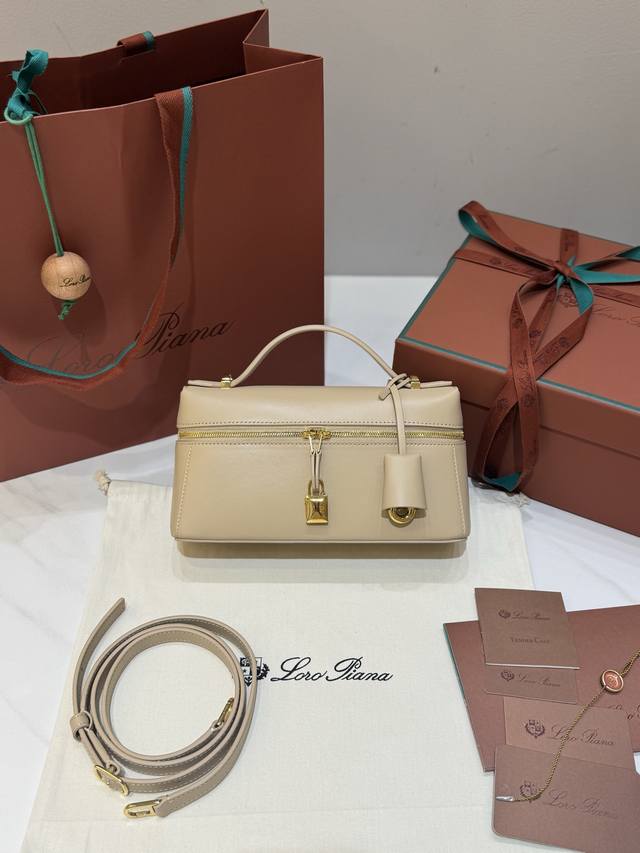 Extra Bag23手袋 平纹浅乳香 采用Saddle Leather牛皮革材质精心制作，饰以繁复精致的明迹缝线，既可手提，亦可斜挎。双拉链开合处悬挂着Lor