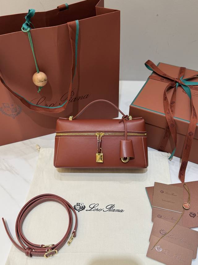 Extra Bag23手袋 平纹红 采用Saddle Leather牛皮革材质精心制作，饰以繁复精致的明迹缝线，既可手提，亦可斜挎。双拉链开合处悬挂着Lorop