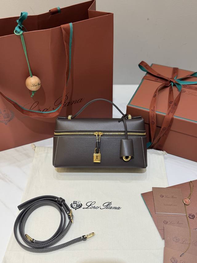 Extra Bag23手袋 平纹深咖 采用Saddle Leather牛皮革材质精心制作，饰以繁复精致的明迹缝线，既可手提，亦可斜挎。双拉链开合处悬挂着Loro