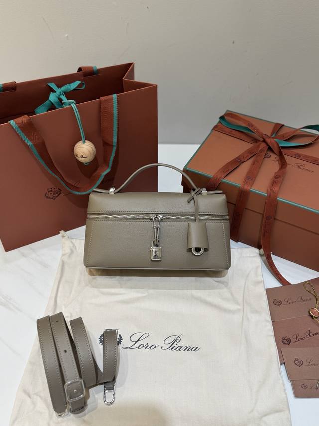 Extra Bag23手袋 荔纹暖乳香 采用Saddle Leather牛皮革材质精心制作，饰以繁复精致的明迹缝线，既可手提，亦可斜挎。双拉链开合处悬挂着Lor