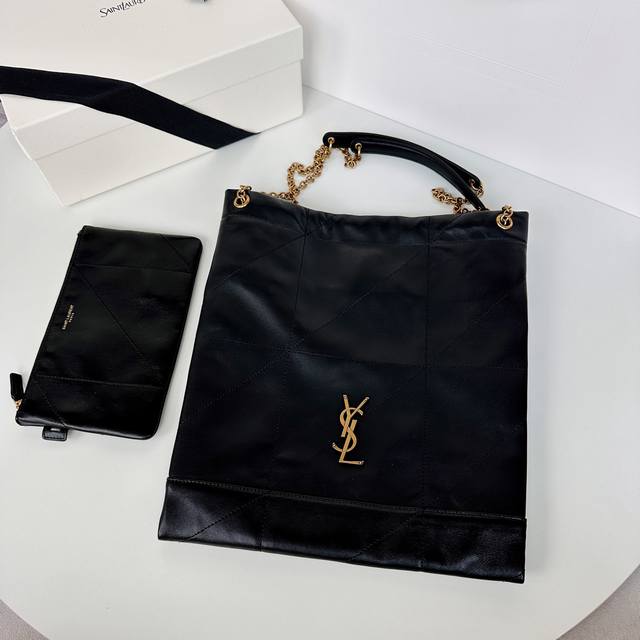 原厂皮 Pochon_新款超好看可以背的“垃圾袋” 全新新款包型，包包采用意大利进口小羊皮，超高工艺的对格绗缝，正面Logo五金搭配链条束口 甜酷大容量水桶包