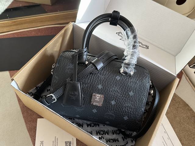 编码：6212新版 ［Mcm］Essential波士顿包，经典风格中透露出一丝清新。Mcm根植于旅行的理念致敬的波士顿包让人联想起周末旅行包，干净利落的线条，方