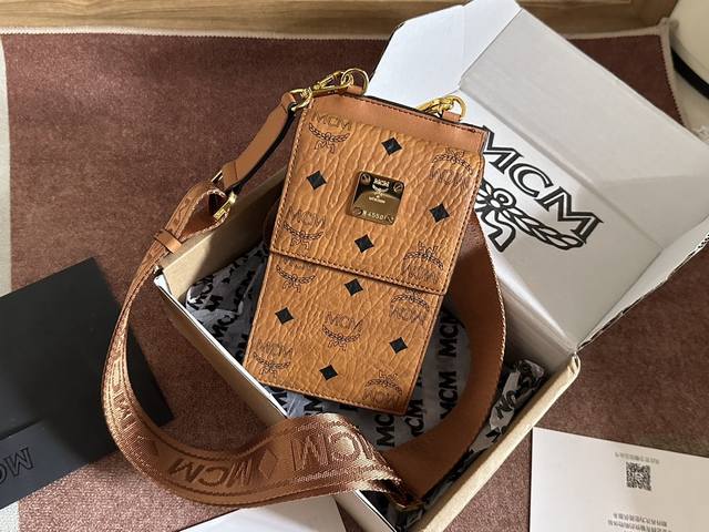 编码：1033 ［Mcm］经典Logo手机斜挎包卡包，可随身携带您的手机，释放双手自由。不用全天候将手机握在手中，也能有效保护您的按扣闭合，可拆卸调节斜挎肩带，