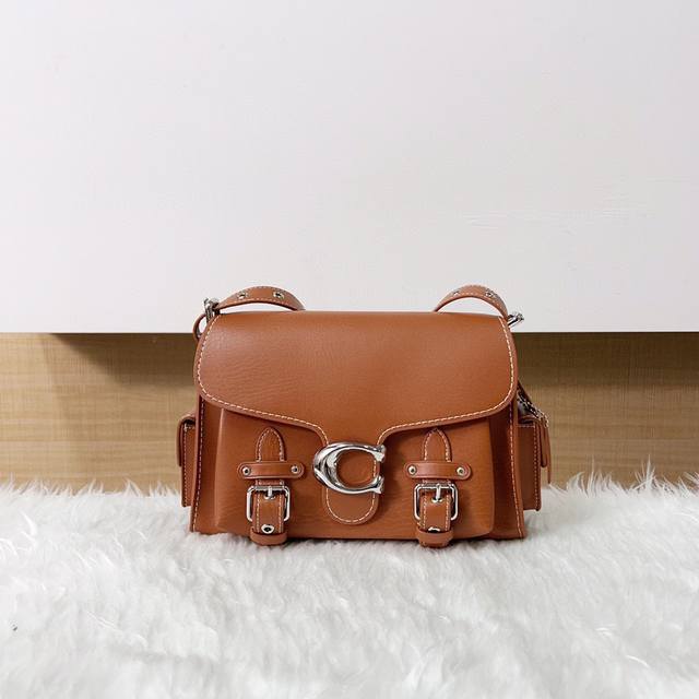 C家1月新款 Cargo Soft Tabby机车包,Ct721,头层牛皮,原版五金,满满酷飒机车风 非常帅气非主流非常酷 非常中性,男女同款,尺寸26X15X C家1月新款 Cargo Soft Tabby机车包,Ct721,头层牛皮,原版五金,满满酷飒机车风 非常帅气非主流非常酷 非常中性,男女同款,尺寸26X15X