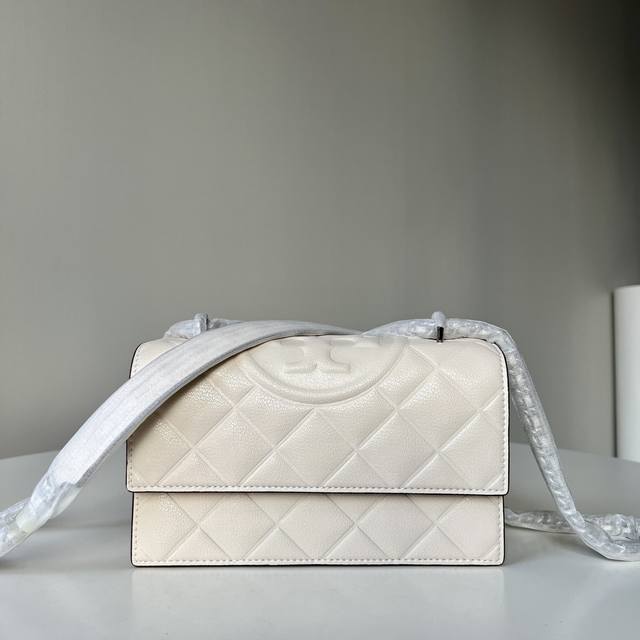 大号白色 Tory Burch 汤丽柏琦 Willa小香风菱格链条包简约款 山羊皮质 这种皮质比较耐磨哦 当手拿包， 大号尺寸：27*18*8.5Cm 小号尺寸