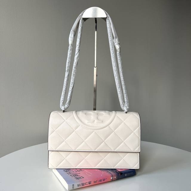 小号白色 Tory Burch 汤丽柏琦 Willa小香风菱格链条包简约款 山羊皮质 这种皮质比较耐磨哦 当手拿包， 大号尺寸：27*18*8.5Cm 小号尺寸