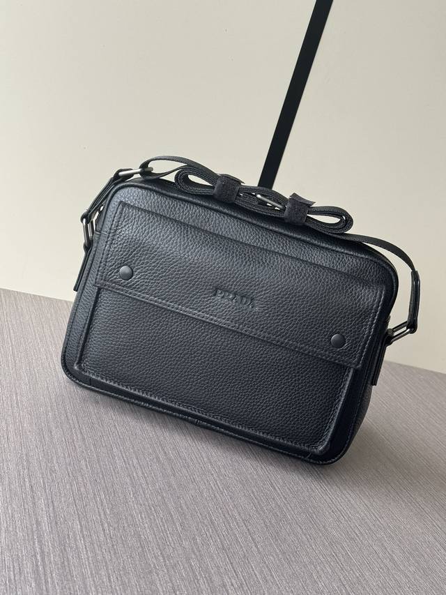 顶级专柜老鼠高端狠货 最新火爆款普拉达斜挎包大量出货啦,叫嚣专柜货顶级原单货纸上谈兵吹牛皮的咱不会，请让狠货说话。款式可以复制抄袭，材料做工骗不了懂的人。里外都