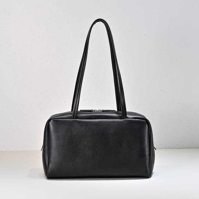 The *Ow 2025春夏 Astra Bowling 长柄单肩包手提包 腋下保龄球包 材质:羊皮配羊皮 五金:纯钢银色 尺寸:30*18*10Cm.C880 The *Ow 2025春夏 Astra Bowling 长柄单肩包手提包 腋下保龄球包 材质:羊皮配羊皮 五金:纯钢银色 尺寸:30*18*10Cm.C880