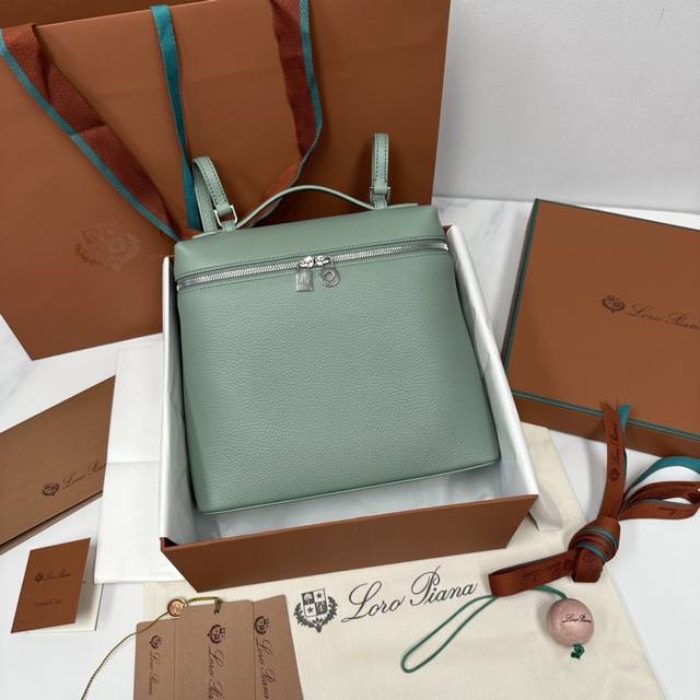 双肩包三齿蒿绿 新版 L23.5系列双肩包 Extra Pocket 实用颜值都具备的双肩包，简约百搭的款式，宽开口的拉链的设计，肩带可以调节可以拆卸，可以手提