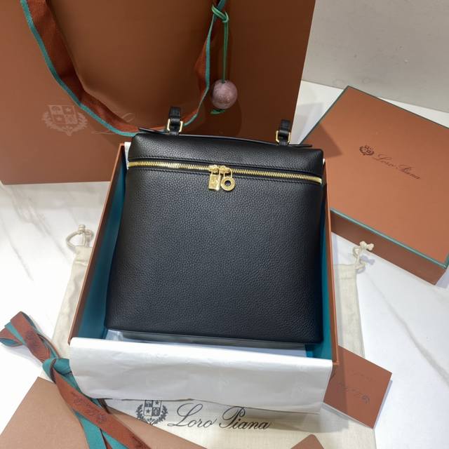 双肩包黑色金扣 新版 L23.5系列双肩包 Extra Pocket 实用颜值都具备的双肩包，简约百搭的款式，宽开口的拉链的设计，肩带可以调节可以拆卸，可以手提