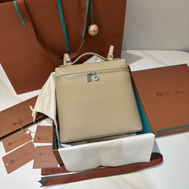 双肩包奶茶色 新版 L23.5系列双肩包 Extra Pocket 实用颜值都具备的双肩包，简约百搭的款式，宽开口的拉链的设计，肩带可以调节可以拆卸，可以手提，