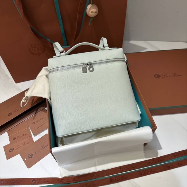 双肩包浅浅蓝 新版 L23.5系列双肩包 Extra Pocket 实用颜值都具备的双肩包，简约百搭的款式，宽开口的拉链的设计，肩带可以调节可以拆卸，可以手提，