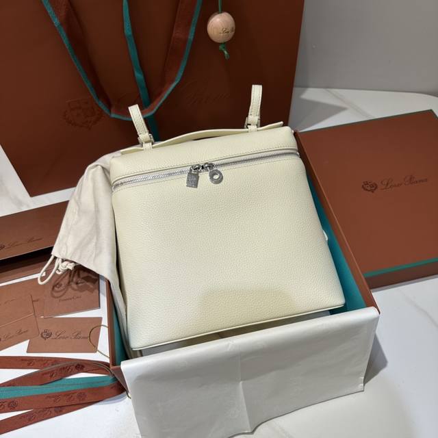 双肩包明星白 新版 L23.5系列双肩包 Extra Pocket 实用颜值都具备的双肩包，简约百搭的款式，宽开口的拉链的设计，肩带可以调节可以拆卸，可以手提，