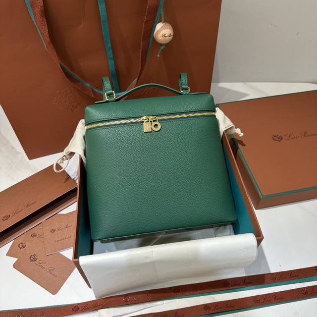 双肩包孔雀绿金扣 新版 L23.5系列双肩包 Extra Pocket 实用颜值都具备的双肩包，简约百搭的款式，宽开口的拉链的设计，肩带可以调节可以拆卸，可以手