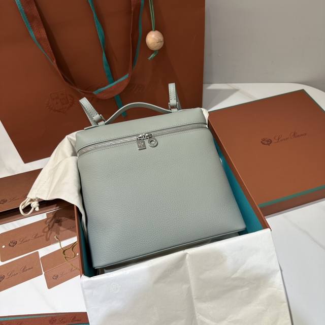 双肩包桉树色 新版 L23.5系列双肩包 Extra Pocket 实用颜值都具备的双肩包，简约百搭的款式，宽开口的拉链的设计，肩带可以调节可以拆卸，可以手提，