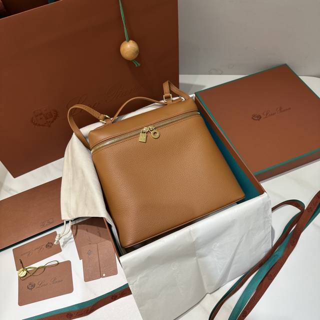 双肩包金棕金扣 新版 L23.5系列双肩包 Extra Pocket 实用颜值都具备的双肩包，简约百搭的款式，宽开口的拉链的设计，肩带可以调节可以拆卸，可以手提