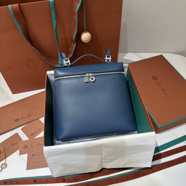 双肩包鸢尾蓝 L23.5系列双肩包 Extra Pocket 实用颜值都具备的双肩包，简约百搭的款式，宽开口的拉链的设计，肩带可以调节可以拆卸，可以手提，外部牛