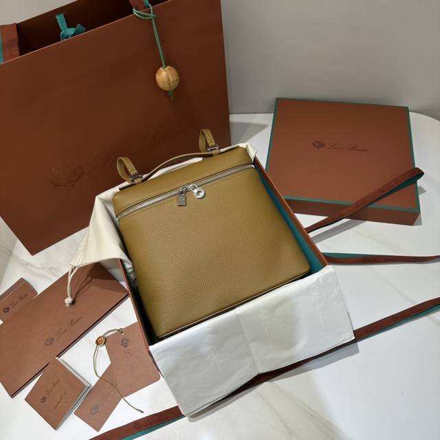 双肩包丛林深处 L23.5系列双肩包 Extra Pocket 实用颜值都具备的双肩包，简约百搭的款式，宽开口的拉链的设计，肩带可以调节可以拆卸，可以手提，外部