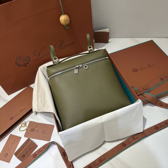 双肩包橄榄绿 L23.5系列双肩包 Extra Pocket 实用颜值都具备的双肩包，简约百搭的款式，宽开口的拉链的设计，肩带可以调节可以拆卸，可以手提，外部牛