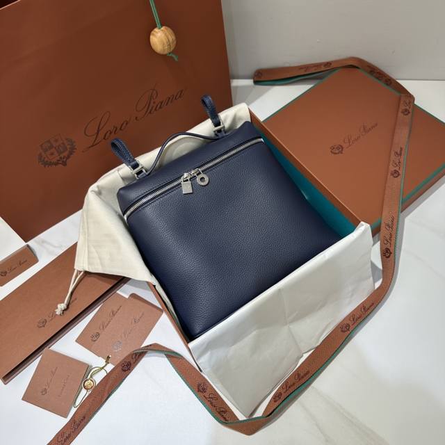 双肩包午夜蓝 L23.5系列双肩包 Extra Pocket 实用颜值都具备的双肩包，简约百搭的款式，宽开口的拉链的设计，肩带可以调节可以拆卸，可以手提，外部牛