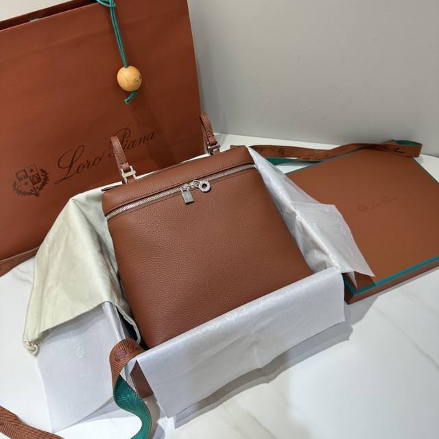 双肩包砖红色 L23.5系列双肩包 Extra Pocket 实用颜值都具备的双肩包，简约百搭的款式，宽开口的拉链的设计，肩带可以调节可以拆卸，可以手提，外部牛