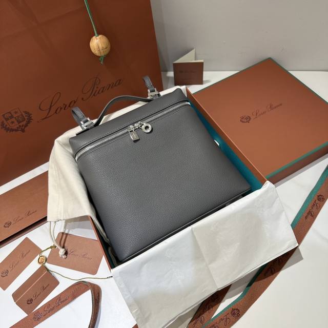 双肩包深灰色 L23.5系列双肩包 Extra Pocket 实用颜值都具备的双肩包，简约百搭的款式，宽开口的拉链的设计，肩带可以调节可以拆卸，可以手提，外部牛