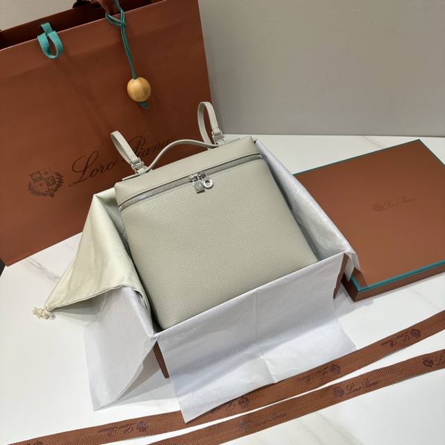 双肩包珍珠灰 L23.5系列双肩包 Extra Pocket 实用颜值都具备的双肩包,简约百搭的款式,宽开口的拉链的设计,肩带可以调节可以拆卸,可以手提,外部牛 双肩包珍珠灰 L23.5系列双肩包 Extra Pocket 实用颜值都具备的双肩包,简约百搭的款式,宽开口的拉链的设计,肩带可以调节可以拆卸,可以手提,外部牛