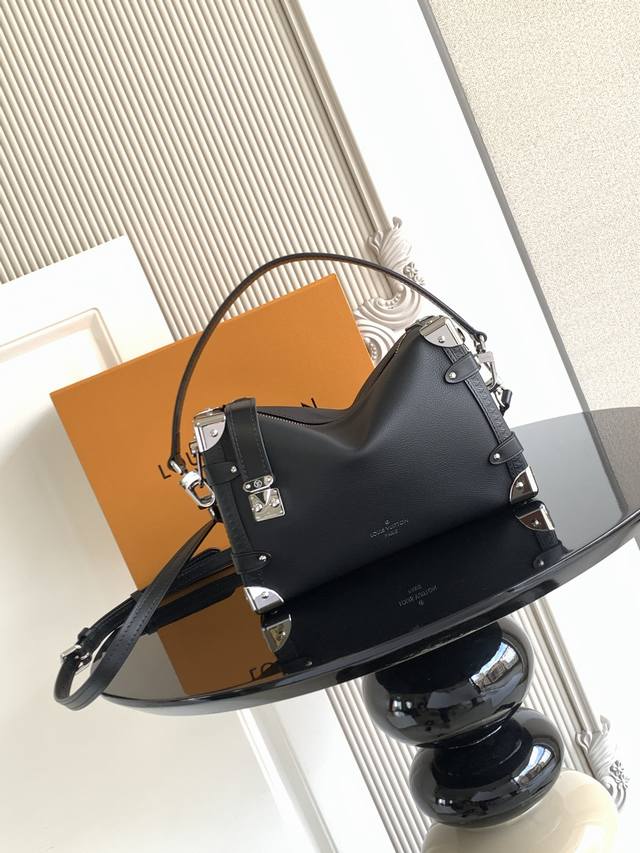 特级 动态芯片 创意总监 è 以本款雅致 中号手袋致意品牌传统硬箱。粒面牛皮革包身点缀光滑牛皮革饰边、- 锁扣与金属质感加固包角。手柄与可调节肩带均可拆卸，方便