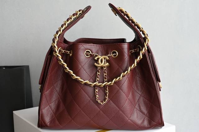 白金版正品级 包装如图 全新到货 嬉皮购物包小号 酒红色 专柜售价购入开发 秀场大热门嬉皮购物袋 设计独特,相当霸气的风格 超大容量轻松装下日常所需 逛街、旅行 白金版正品级 包装如图 全新到货 嬉皮购物包小号 酒红色 专柜售价购入开发 秀场大热门嬉皮购物袋 设计独特,相当霸气的风格 超大容量轻松装下日常所需 逛街、旅行