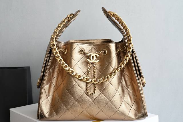 白金版正品级 包装如图 全新到货 嬉皮购物包小号 古铜色 专柜售价购入开发 秀场大热门嬉皮购物袋 设计独特，相当霸气的风格 超大容量轻松装下日常所需 逛街、旅行