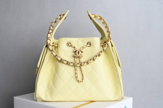 白金版正品级 包装如图 全新到货 嬉皮购物包小号 小鸡黄 专柜售价购入开发 秀场大热门嬉皮购物袋 设计独特,相当霸气的风格 超大容量轻松装下日常所需 逛街、旅行 白金版正品级 包装如图 全新到货 嬉皮购物包小号 小鸡黄 专柜售价购入开发 秀场大热门嬉皮购物袋 设计独特,相当霸气的风格 超大容量轻松装下日常所需 逛街、旅行