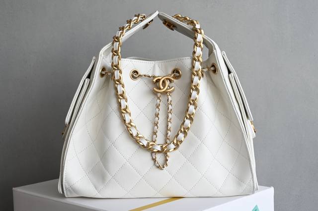 白金版正品级 包装如图 全新到货 嬉皮购物包小号 白色 专柜售价购入开发 秀场大热门嬉皮购物袋 设计独特，相当霸气的风格 超大容量轻松装下日常所需 逛街、旅行都