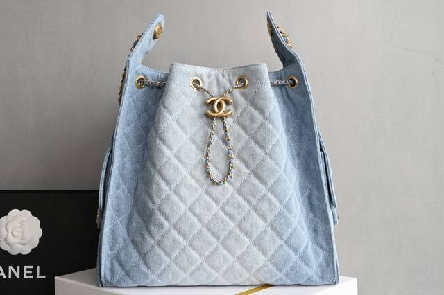 白金版正品级 包装如图 全新到货 嬉皮 中号 蓝牛仔 专柜售价购入开发 秀场热门嬉皮 设计独特，相当霸气的风格 超大容量轻松装下日常所需 逛街、旅行都是超高值好