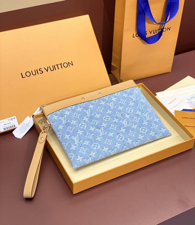 M81569 布蓝！本款 Pochette To-Go 手拿包取材 Pharrell Williams 的 Damier Denim 3D 棉质帆布重绎品牌经典