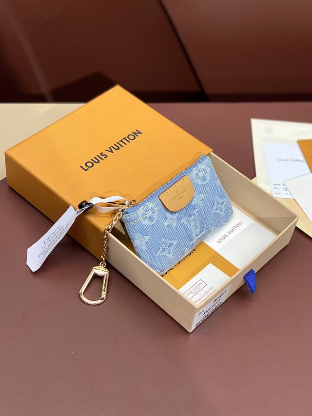 M62650 布蓝！钥匙包钱包系列 这款拉链零钱包 以Monogram提花牛仔布打造，缀有搭衬的小牛皮饰边，采用提花织物技术重新演绎经典Monogram Dld