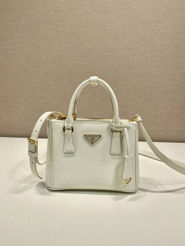 特级原厂配专柜包装Mini杀手1Ba906三角标 这款Galleria手袋采用标志性的Saffiano皮革制作，配有一条可拆卸肩带，顶级拉丝五金是对经典隽永优雅