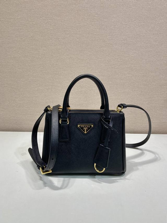 特级原厂配专柜包装Mini杀手1Ba906三角标， 这款Galleria手袋采用标志性的Saffiano皮革制作，配有一条可拆卸肩带，顶级拉丝五金是对经典隽永优