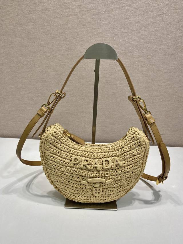 特级原厂配专柜包装编织月包1Bc194 独具特色的新月包廓形以曲线重新诠释,融入夏日的轻松氛围,焕发出新的魅力。采用钩编工艺搭配皮革提手,金色金属五金配件熠熠生 特级原厂配专柜包装编织月包1Bc194 独具特色的新月包廓形以曲线重新诠释,融入夏日的轻松氛围,焕发出新的魅力。采用钩编工艺搭配皮革提手,金色金属五金配件熠熠生