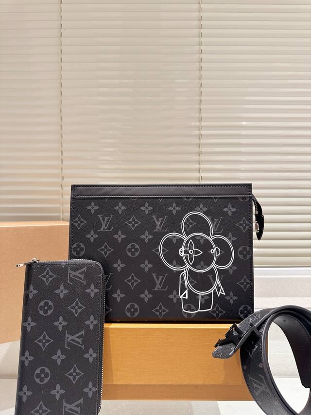 折叠礼盒飞机盒 送男友必备品 实在太高级啦 皮带手包钱包高版本！腰带 牛皮皮带～热门款 男女通用皮带里面最火的版本啦～质量很好 全套包装！五金绝对不褪色 皮带头