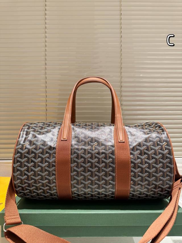 配盒 戈雅旅行袋 入了这款旅行袋亲测好用 很轻质感特好推荐大家入手， 可手拎可以肩背非常实用，背起 也很好看。 赶紧把他用起来#狗牙 41 22Cm