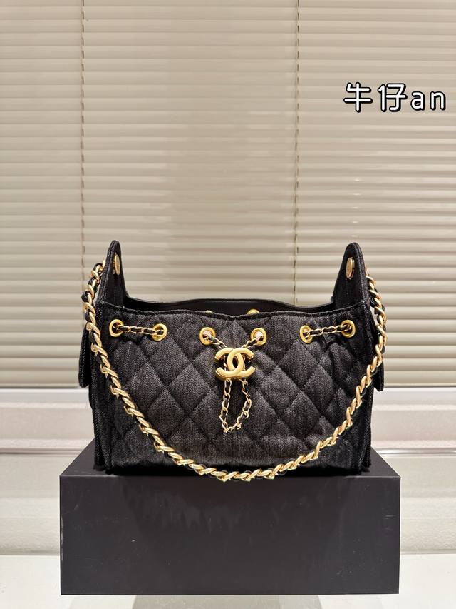 原版布 Mini Chanel 25S 浅蓝色牛仔布Hobo 小香Chanel 丹宁牛仔刺绣购物袋出货，超级柔软，亲肤感特别好！内里采用同质量牛仔布料！超级好物