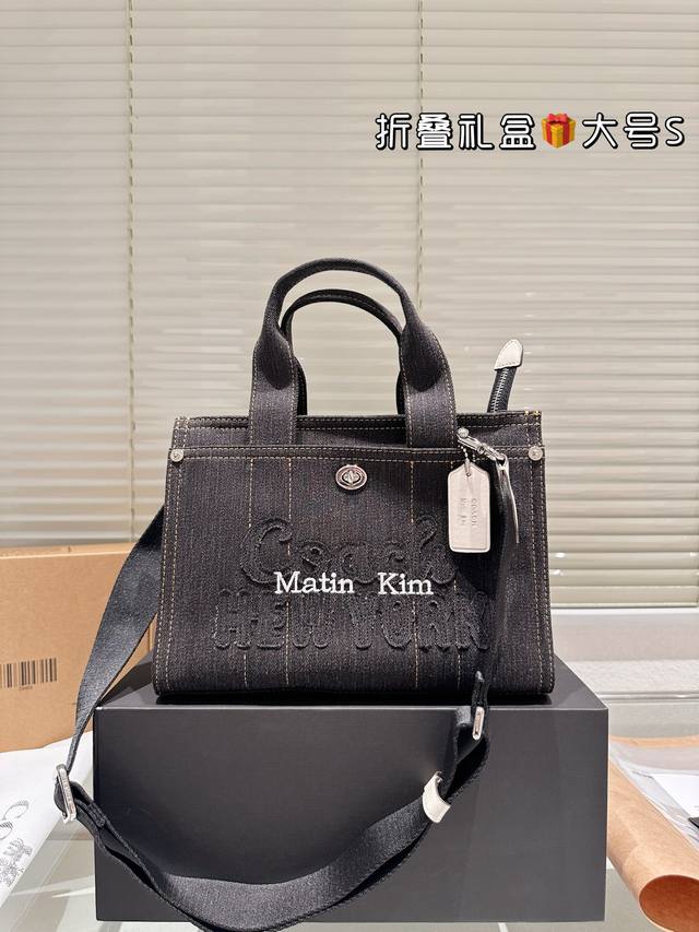复刻版 原版布 Coach 蔻驰 Cargo Tote 单宁牛仔托特包 千呼万唤的牛仔系列终于来噜～ 对牛仔真的毫无抵抗力 自己搭配小挂件会更Q 尺寸: 26.