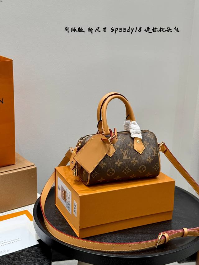 折叠礼盒 带芯片！ 新尺寸来啦！ Lv Nano Speedy Mini枕头包 真的很精致啊！一眼击中你的心！ 虽然小巧但是装的也很多，口红粉饼镜子卡包纸巾耳机