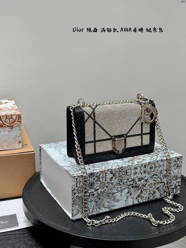 礼盒包装 Size:21×13Cm Dior 迪奥漆皮镜面满钻镶钻款Awa盾牌链条包 包身线条简洁凌厉，建筑感十足！ 复古金色金属，视觉上很飒爽惊艳； 盛装或日