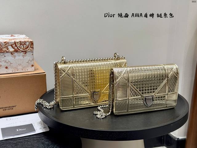 礼盒包装 Size:大号21×13Cm 小号19*11Cm Dior 迪奥镜面Awa盾牌链条包 包身线条简洁凌厉，建筑感十足！ 复古金色金属，视觉上很飒爽惊艳；