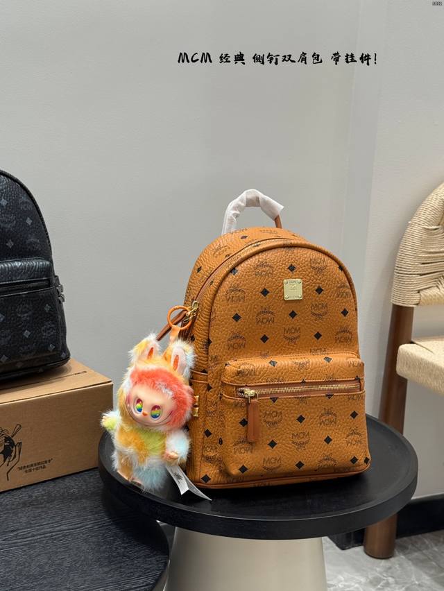 搭配拉布布挂件 Mcm经典侧钉 双肩包 男女皆可的款式 大容量 日常出行 任何搭配都可轻松驾驭 尺寸：27 32