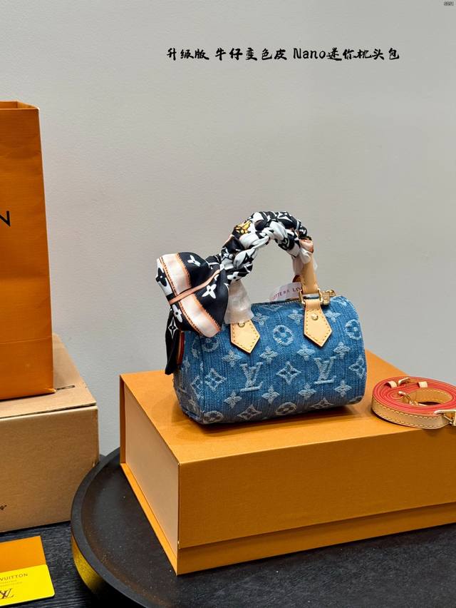 全套礼盒包装 变色皮 钢五金 带宽丝巾 Lv Speedy丹宁牛仔Nano迷你枕头 可单肩可斜挎 真的好随性,布料柔软随意,更好搭。 颜色也没有那么刻意,非常自 全套礼盒包装 变色皮 钢五金 带宽丝巾 Lv Speedy丹宁牛仔Nano迷你枕头 可单肩可斜挎 真的好随性,布料柔软随意,更好搭。 颜色也没有那么刻意,非常自