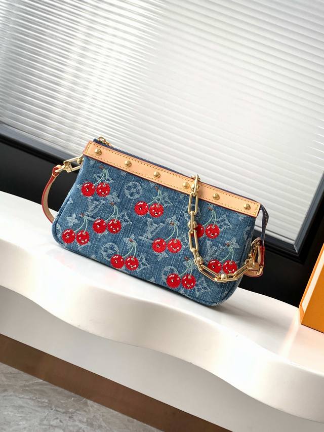 动态163C01芯片 顶级原单加强版 M13994牛仔樱桃 顶级原单 Pochette Accessoires 手袋加入路易威登 X 村上隆复刻系列。Monog