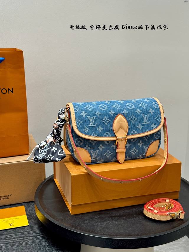 全套礼盒 升级版变色皮 钢五金 带宽丝巾 Lv 新款深色系|丹宁牛仔Diane法棍包 Lv腋下法棍Diane绝绝子 新款铆钉肩带 上身复古又舒服 设计灵感来自于 全套礼盒 升级版变色皮 钢五金 带宽丝巾 Lv 新款深色系|丹宁牛仔Diane法棍包 Lv腋下法棍Diane绝绝子 新款铆钉肩带 上身复古又舒服 设计灵感来自于