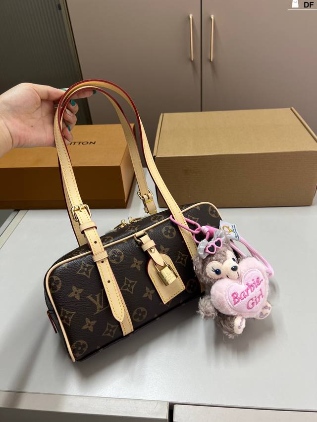 芯片版本 配挂件 Lv ｜Hangon保龄球包腋下包 Lv新款Hangon上身真的巨美！ 包体小小的 但挺能装 Df尺寸27×12折叠盒飞机盒